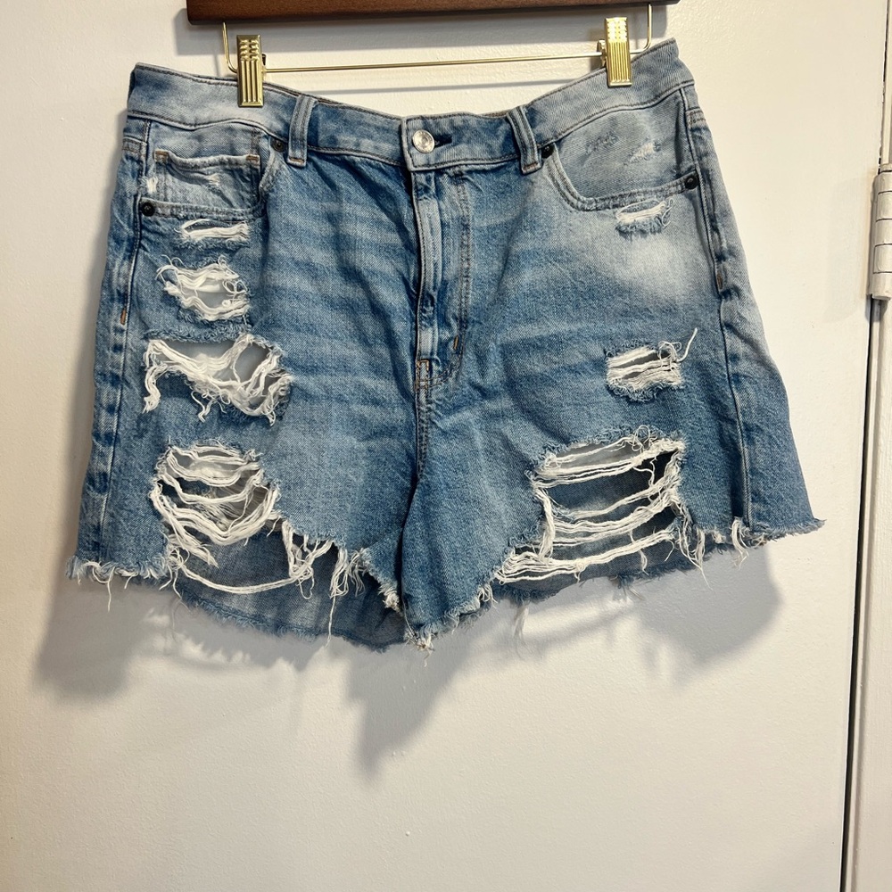 American Eagle Outfitters Light Blue Distressed Mom Jean Shorts